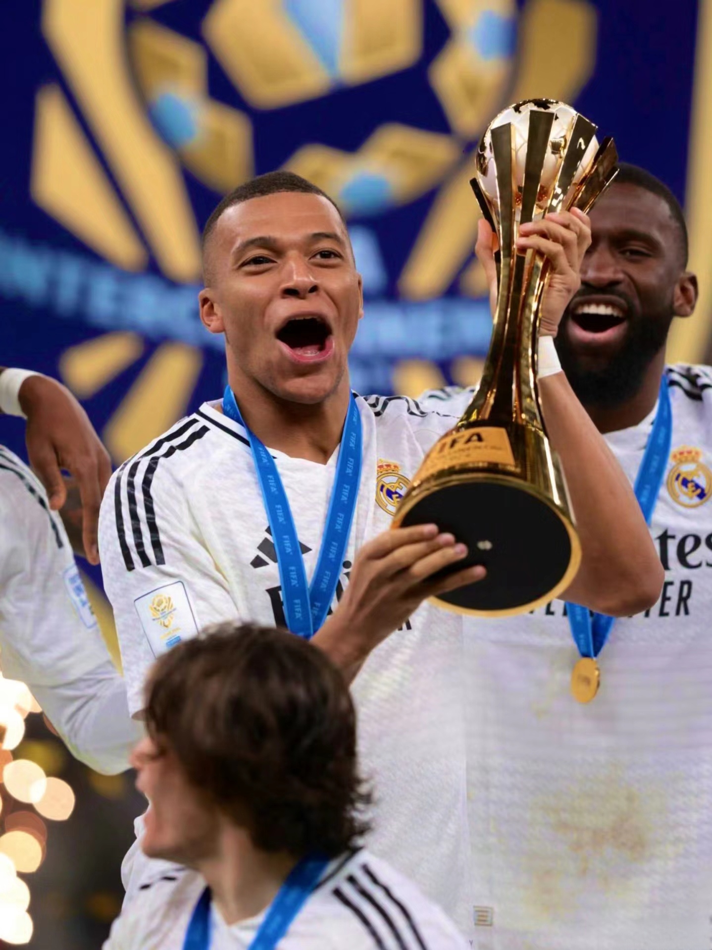 关于冲刺阶段皇家马德里备战欧联，内部沟通细节曝光，目标明确，控场能力受关注的信息-英雄联盟s15