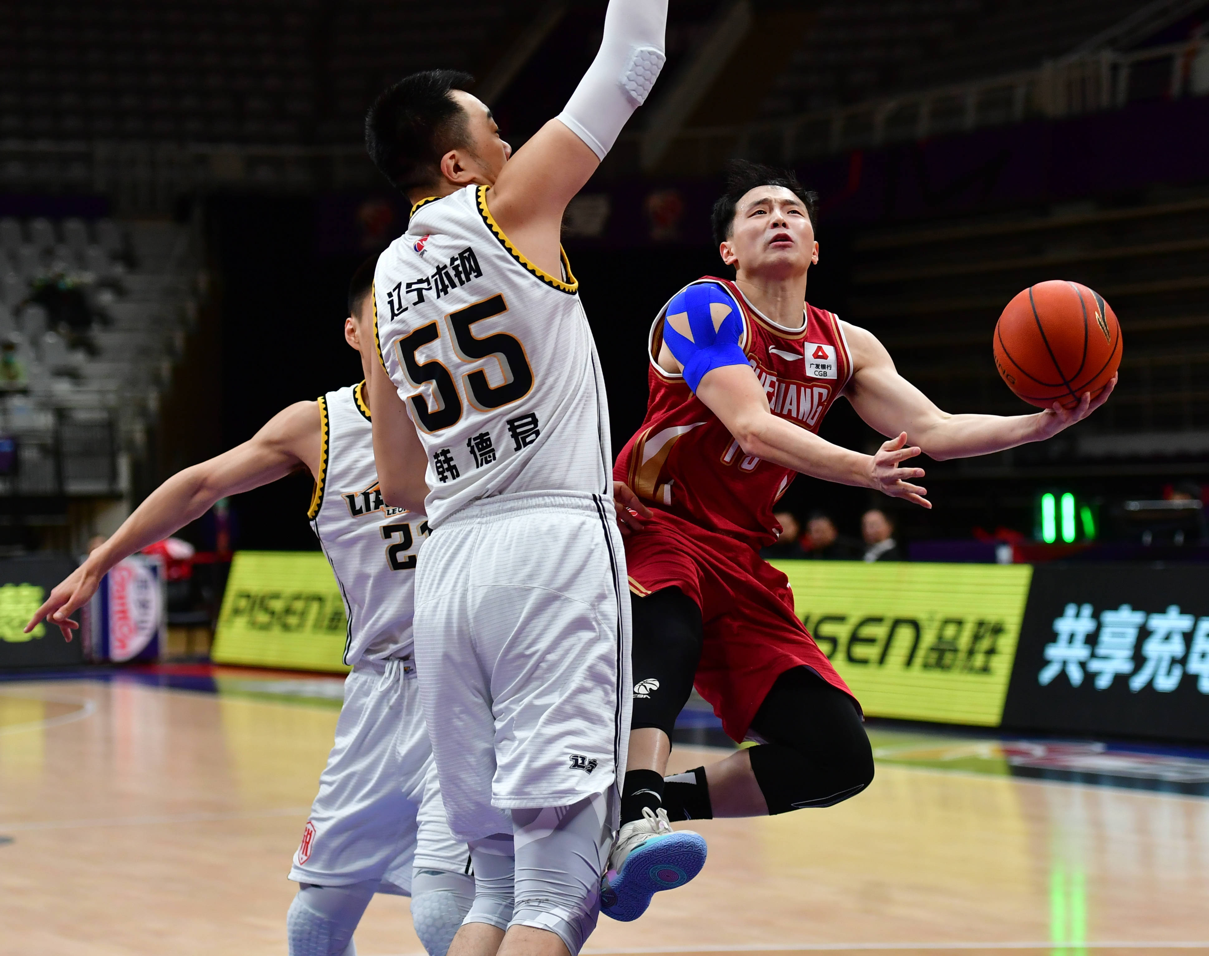 包含清晨浙江稠州备战CBA常规赛；手感冰凉细节曝光；态度坚定；训练强度明显提升的词条-英雄联盟2025总决赛